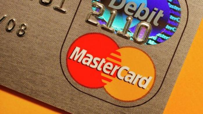 Mastercard убирает название из своего логотипа