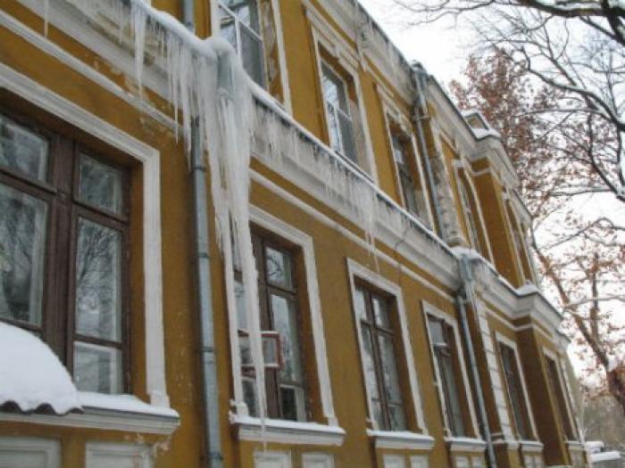 Осторожно - сосульки: администраторов столичных зданий просят очистить крыши от наледи