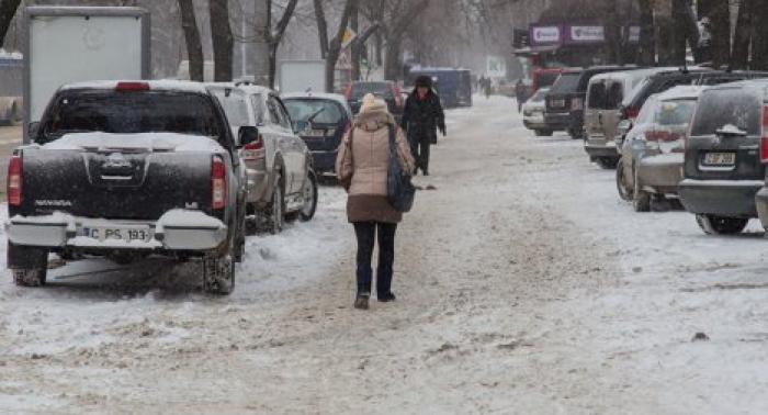 Припаркованные машины мешают спецтехнике расчищать снег