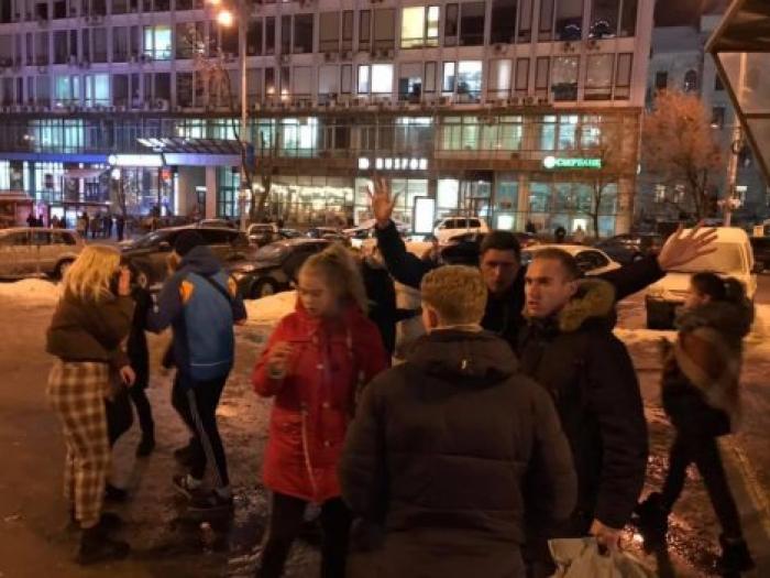 "Били ногами по голове": в центре Киева группа подростков жестоко избила прохожего