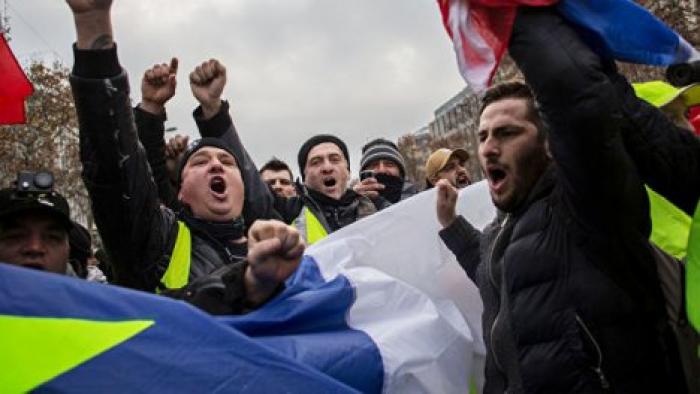 "Желтые жилеты" вышли на акцию протеста к мэрии Парижа
