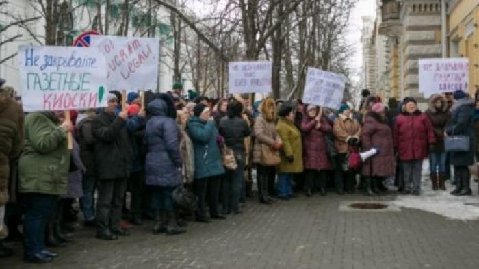 Работники газетных киосков вышли на протест перед зданием столичной мэрии