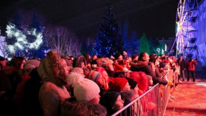 Сотни людей встретили Новый год на Рождественской ярмарке в центре столицы