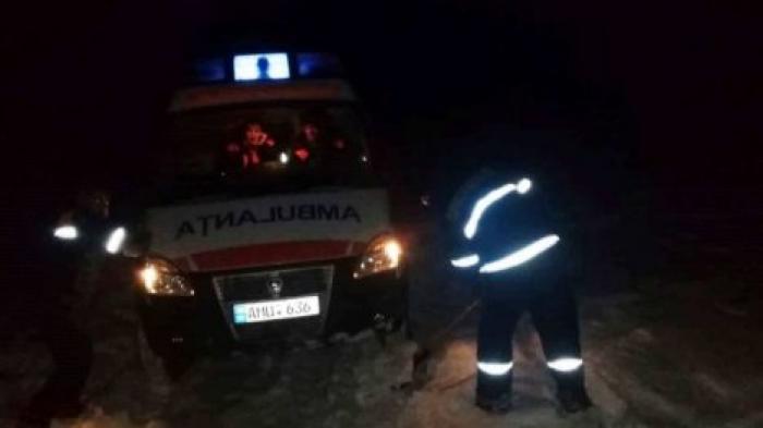 Спасателям пришлось вытаскивать машины скорой помощи из заносов