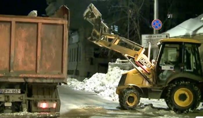 Столицу по ночам очищают от снега