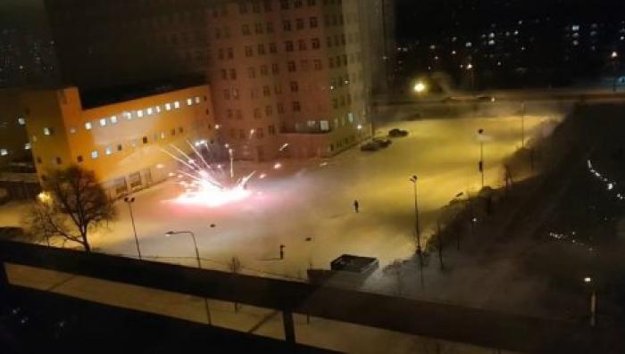 Трое петербуржцев устроили дуэль на салютах во дворе дома