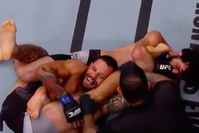 UFC признала прием российского бойца лучшим в году