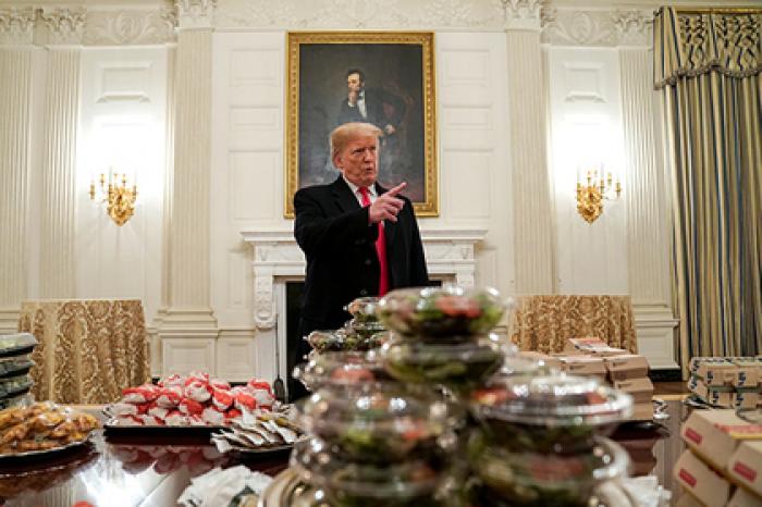 Угощающий бургерами Трамп разлетелся на мемы