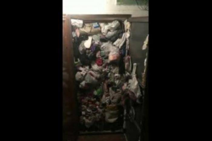 Видео из забитой мусором до потолка российской квартиры шокировало сеть