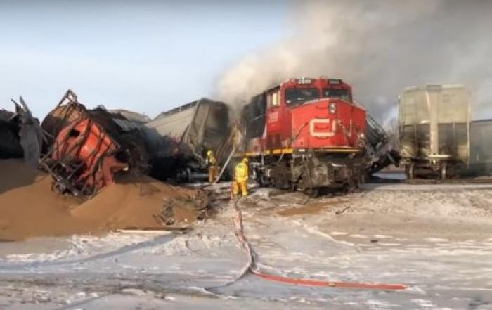 В Канаде перевернулся и загорелся поезд
