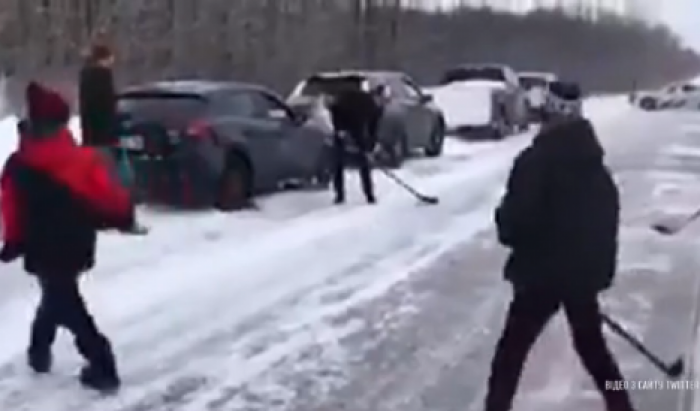 В Канаде участники массового ДТП сыграли в хоккей прямо на дороге