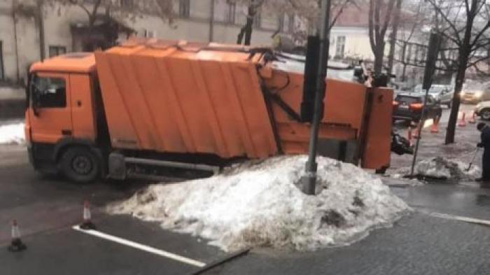 В Кишиневе мусоровоз провалился в яму