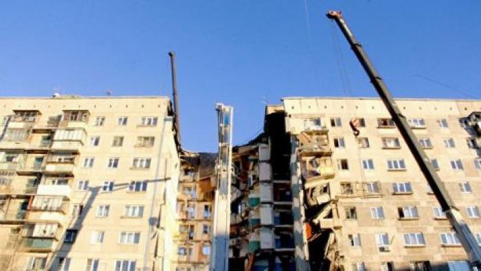В Магнитогорске обрушили стену дома, поврежденную взрывом
