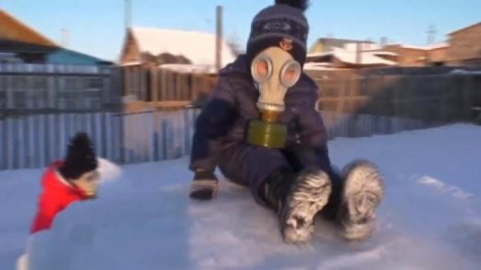 В российском Сибае дети вынуждены гулять в противогазах