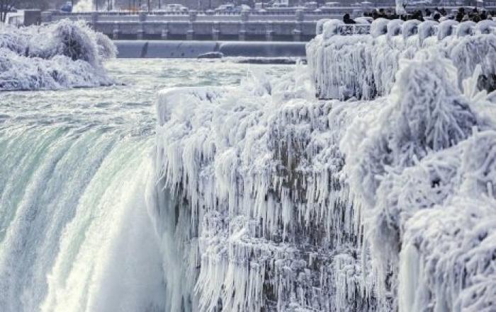 В США Ниагарский водопад замерз из-за холодов