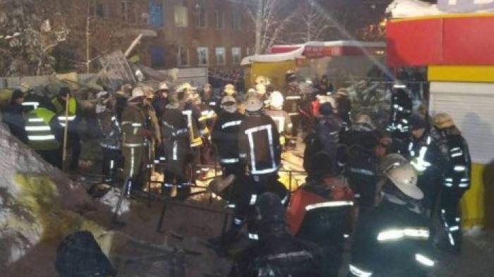 Заснеженная крыша торгового павильона рухнула на людей в Харькове
