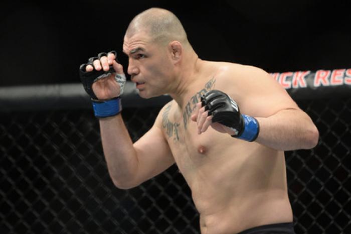Бывший чемпион UFC продержался в клетке 26 секунд