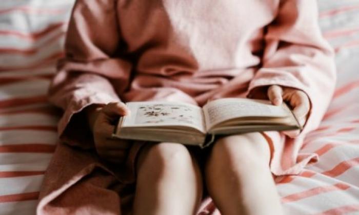 Книжный шкаф: 5 причин, почему чтение полезно для здоровья