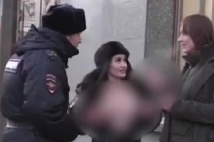 Модель Киру Майер задержали за «голый пранк» в полицейской форме