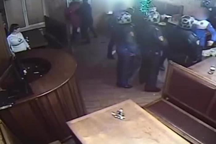 Набросившийся на росгвардейцев подросток попал на видео