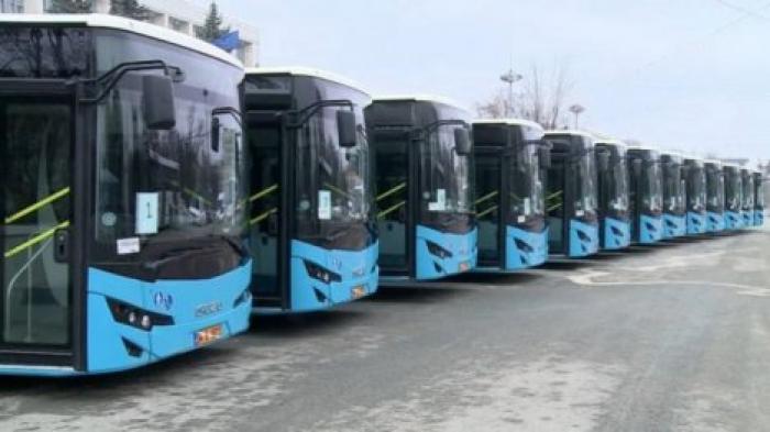 На центральной площади столицы представили 25 новых автобусов