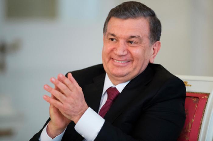 От узбекских артистов потребовали прекратить петь оды президенту