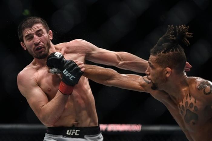 Победную серию российского бойца UFC прервали судейским решением