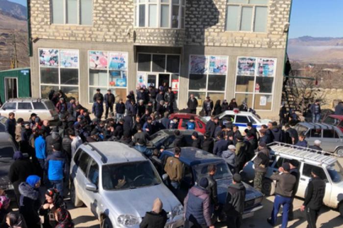 Полицейский обстрелял автомобиль с водителем-подростком и пострадал