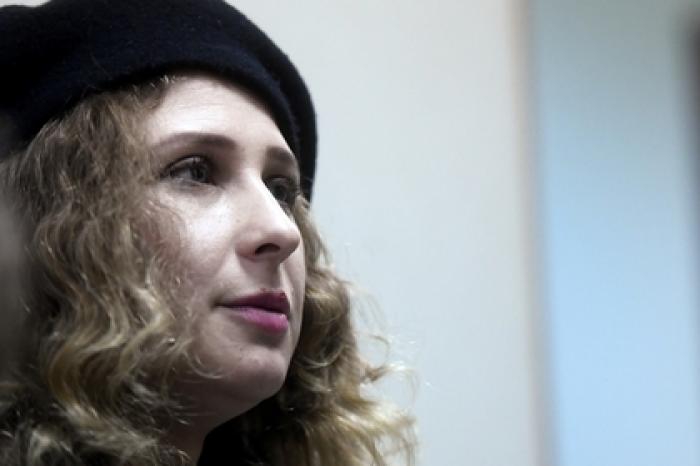 Пьяную Алехину из Pussy Riot сняли с авиарейса из Барселоны в Милан