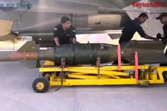 Сброс Су-30МКИ западных бомб показали на видео
