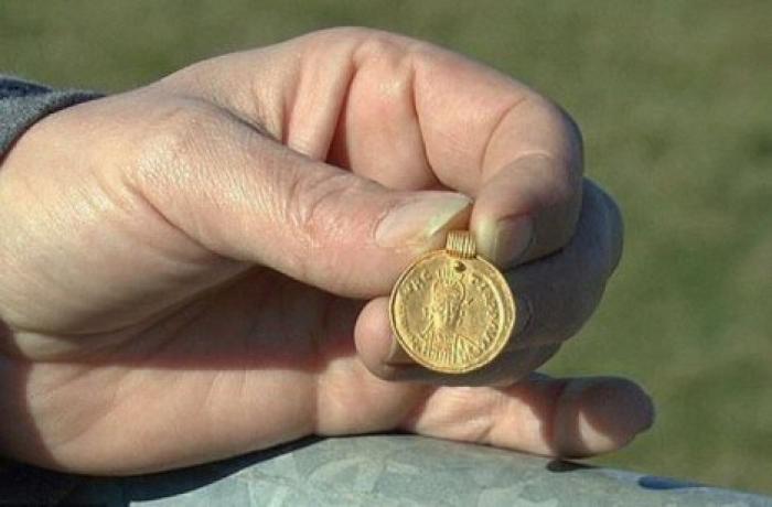 Шоколадная медаль оказалась золотой подвеской возрастом 1500 лет