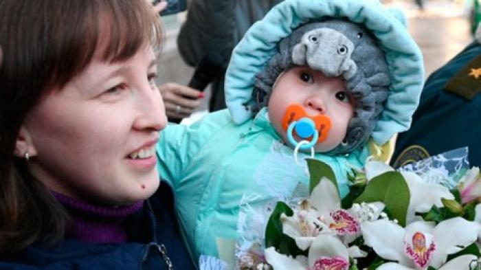 Спасенного в Магнитогорске малыша встречали дома как героя