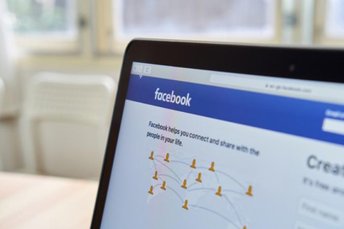 Цензоры Facebook оказались запуганными бедняками-сексоголиками