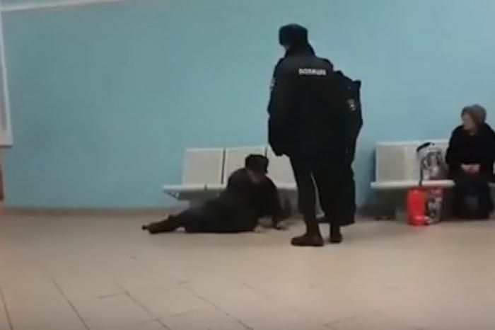 В Башкирии уволили полицейского, который скинул со скамейки вокзала пожилого человека