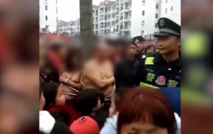 В Китае голых любовников привязали к дереву на глазах толпы