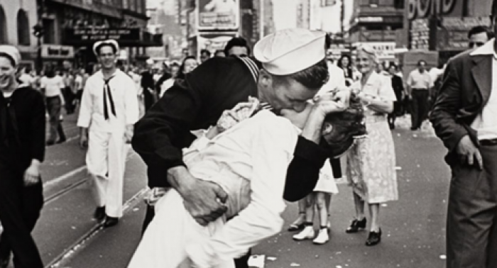 В США умер моряк с легендарной фотографии "Поцелуй на Таймс-Сквер"