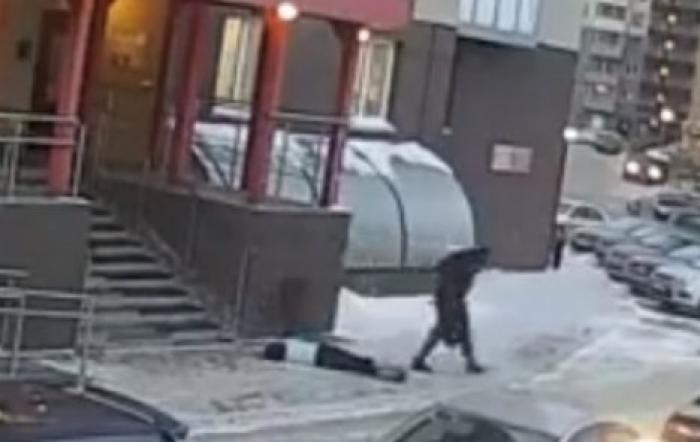 Выпавшая с 26 этажа девушка чуть не убила прохожего. Видео 21+