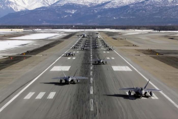 24 «хищника» F-22 выполнили «слоновью прогулку»