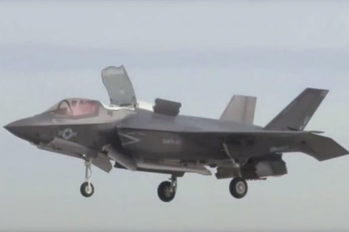 Боевой F-35B вертикально сел