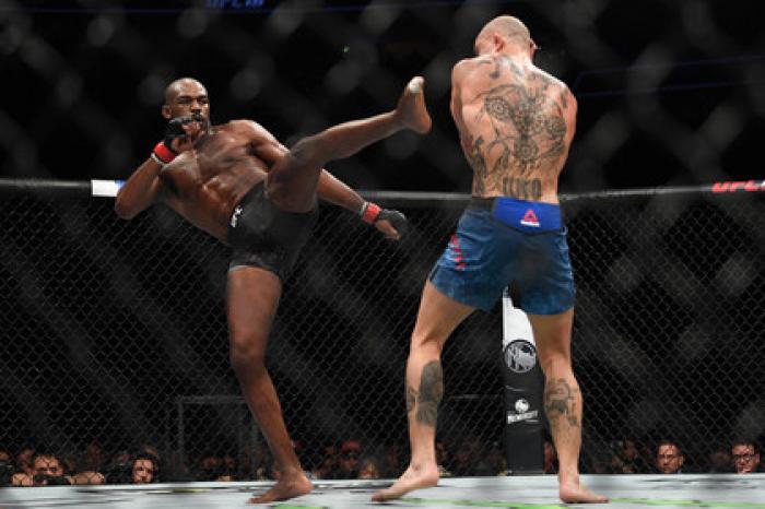 Чемпион UFC Джонс защитил титул в бою со Смитом