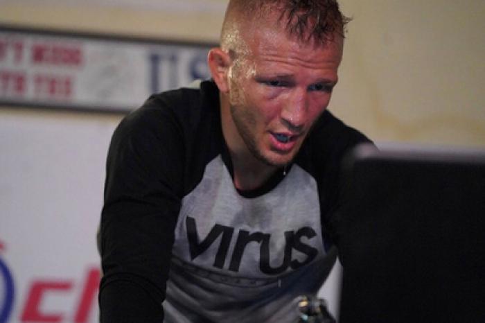 Чемпион UFC провалил допинг-тест и отказался от титула