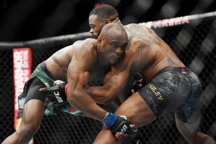 Чемпион UFC разрыдался на руках у матери побитого соперника