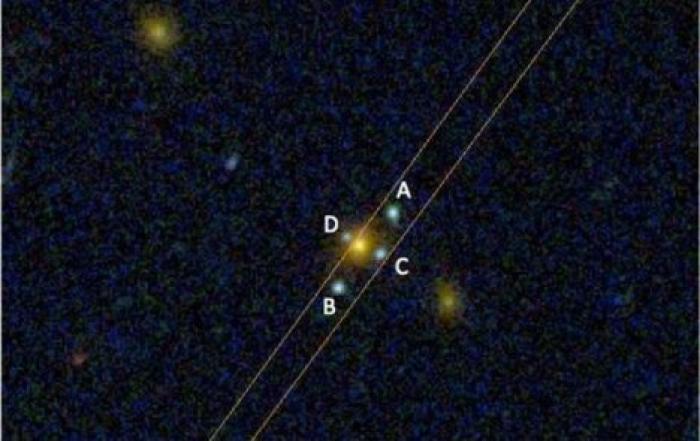 Hubble снял в космосе "крест Эйнштейна"