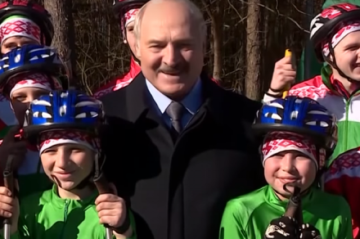 Лукашенко в шутку посоветовал детям подумать о крысах и улыбаться