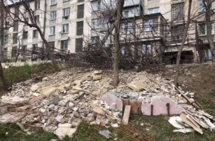 На Буюканах жилец многоэтажки устроил свалку у детской площадки
