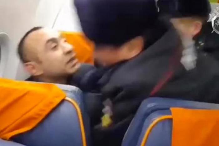 Пассажир самолета устроил на борту пьяный дебош и попал на видео
