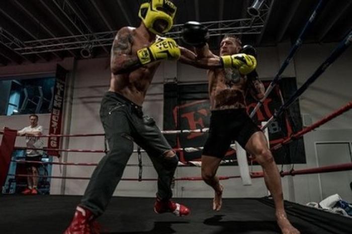 Покинувший MMA Макгрегор начал боксировать
