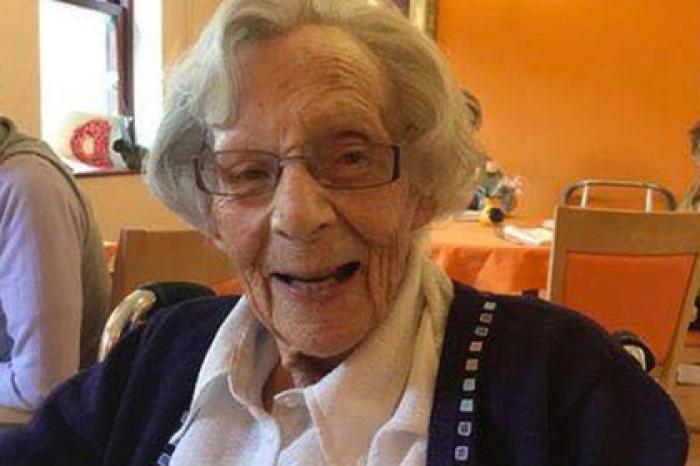 Пожелавшую ареста 104-летнюю пенсионерку заковали в наручники