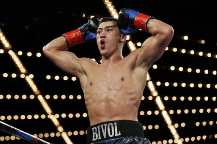 Россиянин Бивол победил американца и отстоял титул чемпиона WBA