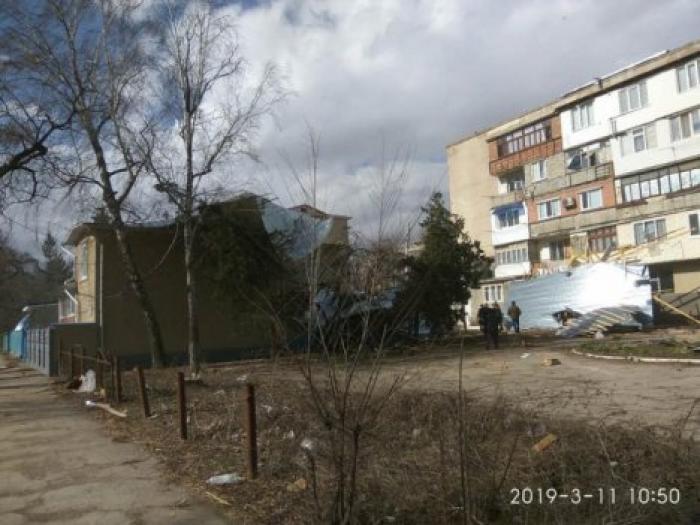 Сильный ветер сорвал кровлю жилого дома и повалил десятки деревьев в Бельцах